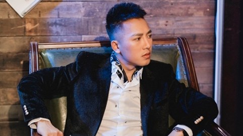 Vừa nhận nút Bạc Youtube, Châu Khải Phong tung MV chiều lòng fans