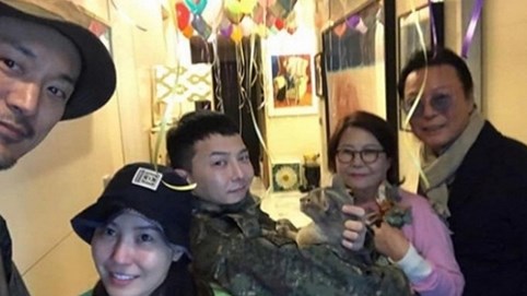 Vừa xuất ngũ, bức ảnh G-Dragon bên vòng tay gia đình gây chú ý