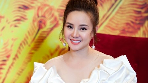 Tuổi thơ cơ cực, từng đi phục vụ để kiếm sống của Vy Oanh