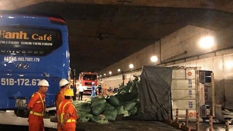 Xe tải bốc cháy, hầm Thủ Thiêm bị phong tỏa