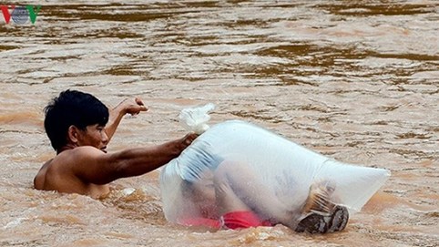 Xin kinh phí xây cầu để học sinh không phải qua suối bằng túi nylon
