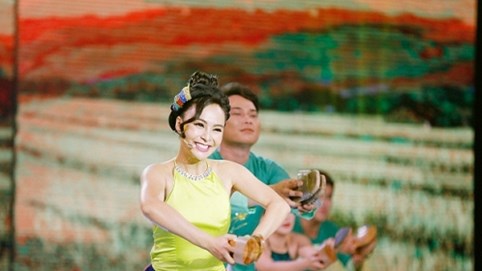 Xinh đẹp, hát hay lại còn múa giỏi, Trần Mỹ Ngọc đốn tim giám khảo