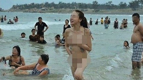 Xôn xao cảnh 2 hotgirl Việt... không mặc gì nô đùa giữa chốn đông người