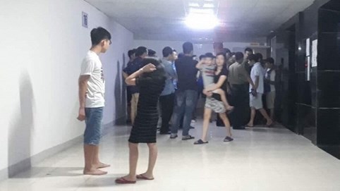 Xót xa cảnh người chồng khóc ngất khi hay tin vợ là nghi phạm thắt cổ 2 cháu bé tử vong