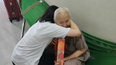 Xu hướng mới: Trung thu - người trẻ bày tỏ tình cảm với người thân