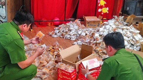 Xử phạt người mua hơn 3.600 bánh trung thu không nguồn gốc tặng trẻ em nghèo