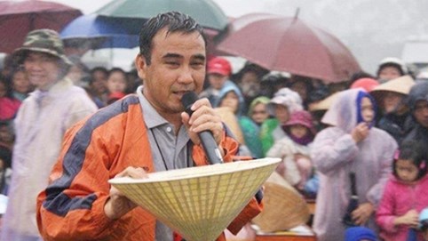 Xúc động chuyện Quyền Linh cầm nón lá xin từng đồng cho nhân vật