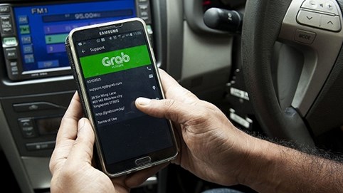 Ý kiến trái chiều việc gắn hộp đèn 'Taxi điện tử' cho xe Grab