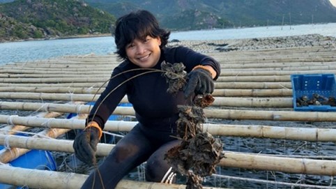 Nghị lực người phụ nữ gầy cơ nghiệp trên vịnh Cam Ranh