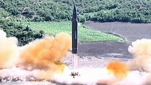 Triều Tiên phóng tên lửa qua lãnh thổ Nhật, Hàn Quốc họp khẩn