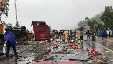 Hà Tĩnh: Lật xe khách kinh hoàng, hàng chục người thương vong