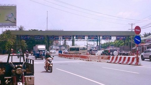 Bình Dương: Bất lực nhìn xe né trạm thu phí, tàn phá đường dân sinh, vỉa hè bị bức tử?