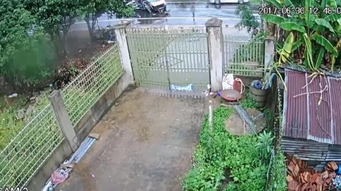 Xuất hiện video 2 xe khách 16 chỗ đối đầu tại Kon Tum