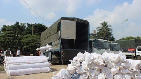 CSGT phát hiện hàng trăm kiện vải không rõ nguồn gốc