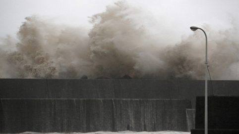 Bão đổ bộ Nhật Bản, 1 người thiệt mạng, khoảng 50 người bị thương