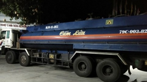 7.000 lít xăng và 15 tấn đường không rõ nguồn gốc được phát hiện ở Cần Thơ