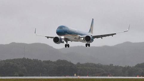 Máy bay đầu tiên đáp xuống sân bay Vân Đồn