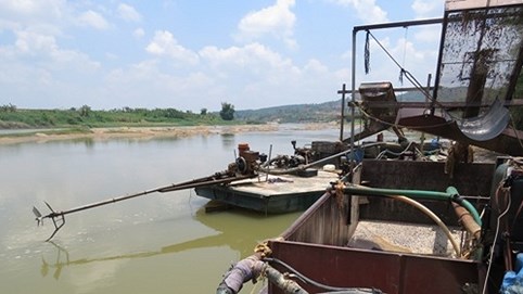 Vụ “cát tặc” ở Kon Tum: Chính quyền thờ ơ khiến lòng sông bị đục khoét?