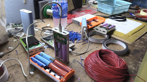 Phát hiện cơ sở chế sạc dự phòng điện thoại từ pin cũ