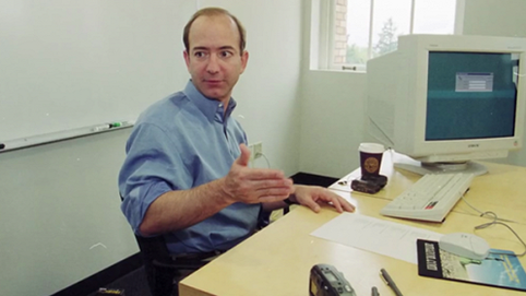 Tỷ phú hàng đầu thế giới làm việc trên chiếc bàn thế nào?