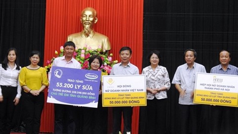 Hơn 10.000 ly sữa Vinamilk dành tặng trẻ em vùng lũ Hà Tĩnh và Quảng Bình