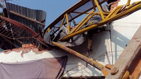 Cần cẩu đè sập nhiều nhà trọ