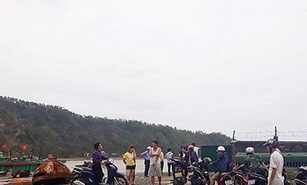 Nghệ An: Cứu sống 7 thuyền viên bị chìm tàu