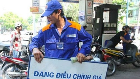 15h chiều nay, giá xăng tăng 350 đồng/lít