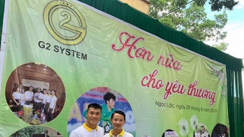 Doanh nhân Phạm Hữu Tuấn cùng thủ môn Bùi Tiến Dũng chung tay thiện nguyện tại ngôi trường mà Dũng từng học