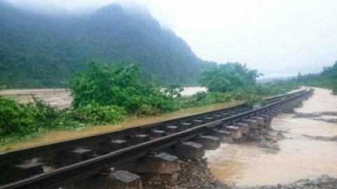 Mưa bão khiến 4.000 khách phải ở lâu trên tàu