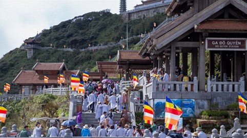 Fansipan phủ màu áo lam bình an ngày lễ Vu Lan báo hiếu
