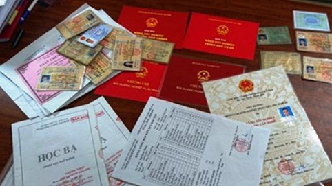 Bắt nhóm làm giả hàng trăm loại giấy tờ, từ học bạ đến bằng lái xe