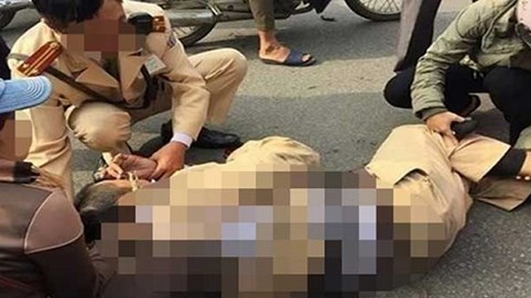 Nóng 24h qua: Chạy xe máy đâm dải phân cách, hai CSGT tử vong