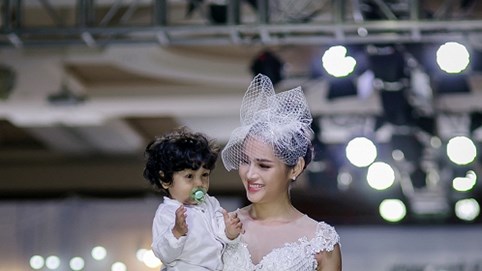 Á hậu Diễm Châu rạng ngời bên 