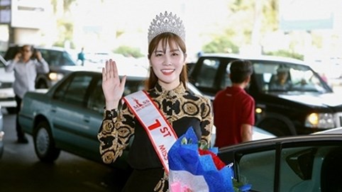 Á hậu Hoàng Hạnh rạng rỡ xuất hiện tại sân bay Tân Sơn Nhất