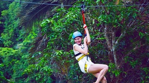 Á hậu Kim Nguyên xém ngất khi đu dây vượt thác mạo hiểm