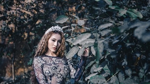 Á hậu Ngọc Hà lạnh lùng trước thiên nhiên