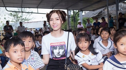 Á hậu Phan Quỳnh Ngân tích cực đi làm từ thiện ở Sóc Trăng