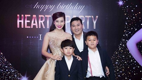 Á hậu quý bà Nguyễn Thu Hương rạng rỡ đón sinh nhật bên gia đình