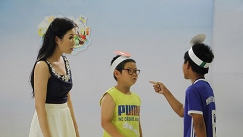 Á hậu Trịnh Kim Chi đích thân thị phạm cho các diễn viên nhí