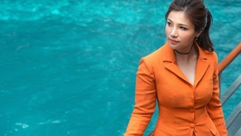 Á hậu Vân Anh nổi bật với vest cam