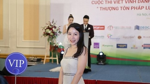 Á hoàng Doanh nhân Đất Việt năm 2017 rạng rỡ trong lần đầu xuất hiện sau đăng quang