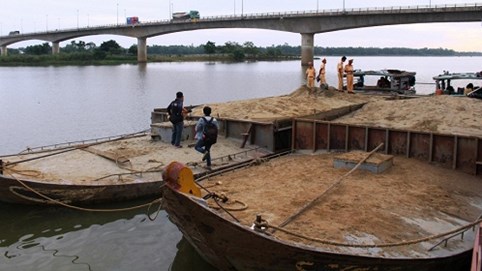 Quảng Nam: Bắt 2 tàu hút cát trái phép giữa đêm khuya