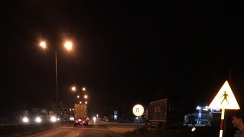 Quảng Nam: Bị kiểm tra, xe ben trút gỗ lậu xuống đường phi tang