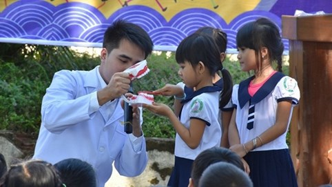 Nha khoa quốc tế Dencos Luxury tặng quà cho trẻ em Quảng Nam