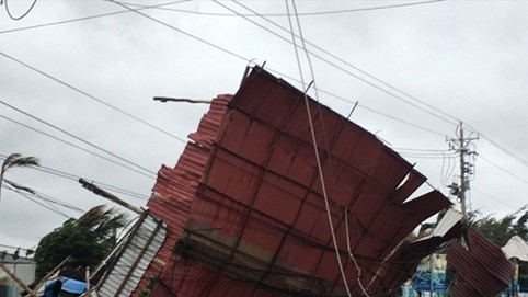 Bão số 9 đổ bộ tỉnh Bà Rịa -Vũng Tàu, gây tốc mái nhà dân, đứt dây điện