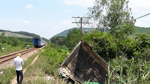 Quảng Nam: Xe tải bị hất văng, hỏng nặng vì va chạm với tàu lửa.