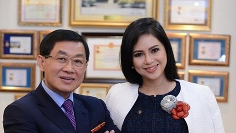 Bố chồng Hà Tăng kiếm bộn tiền từ hàng miễn thuế, phòng chờ sân bay