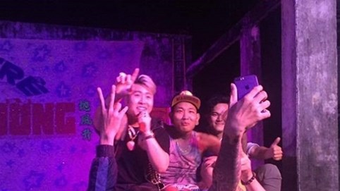 Akira Phan dầm mưa hát, phục vụ bà con, khán giả miền Trung