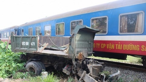 Quảng Nam: Tàu lửa tông xe tải, 1 người bị thương nặng
